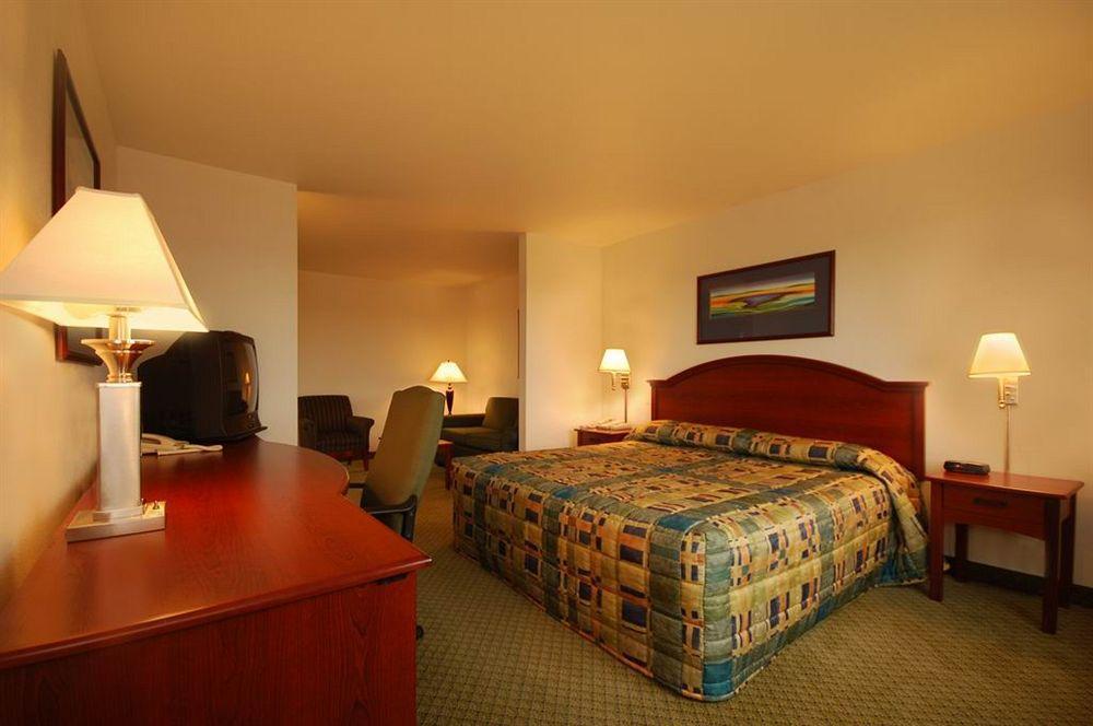Crossings By Grandstay Inn & Suites Becker Экстерьер фото